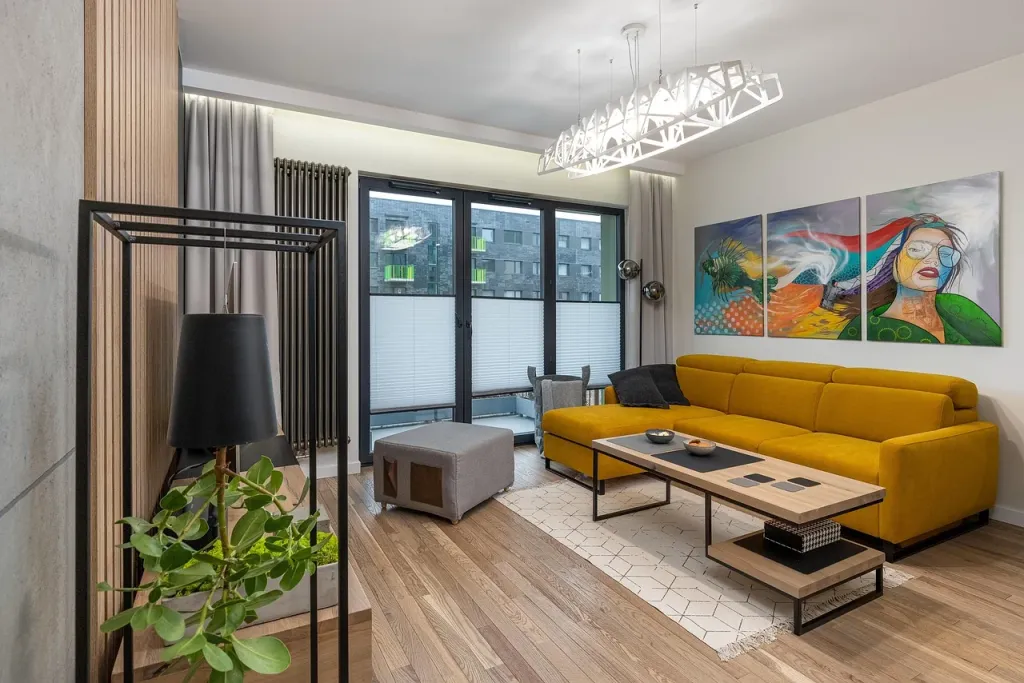 Nowoczesny salon w apartamencie o eleganckim i przytulnym wystroju. Przestronne wnętrze domu urządzone w stylu współczesnym.